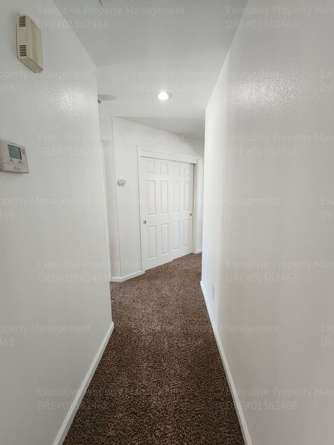 Building Photo - 5 bedrooms/ 2 baths Location Olive Dr/ Old...