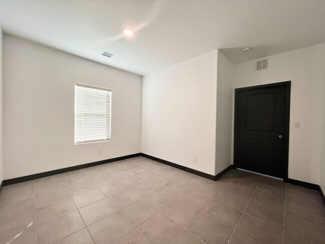 Building Photo - Mission Valley 3 Bedroom 2.5 Bath Townhome...