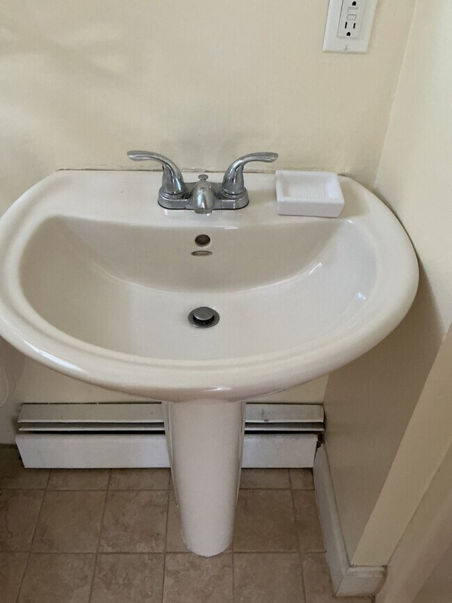 Building Photo - One bedroom one bath