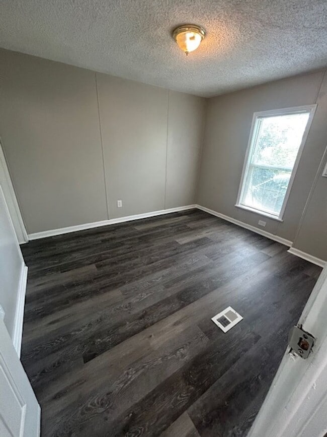 Building Photo - 208 Green Branch Ct