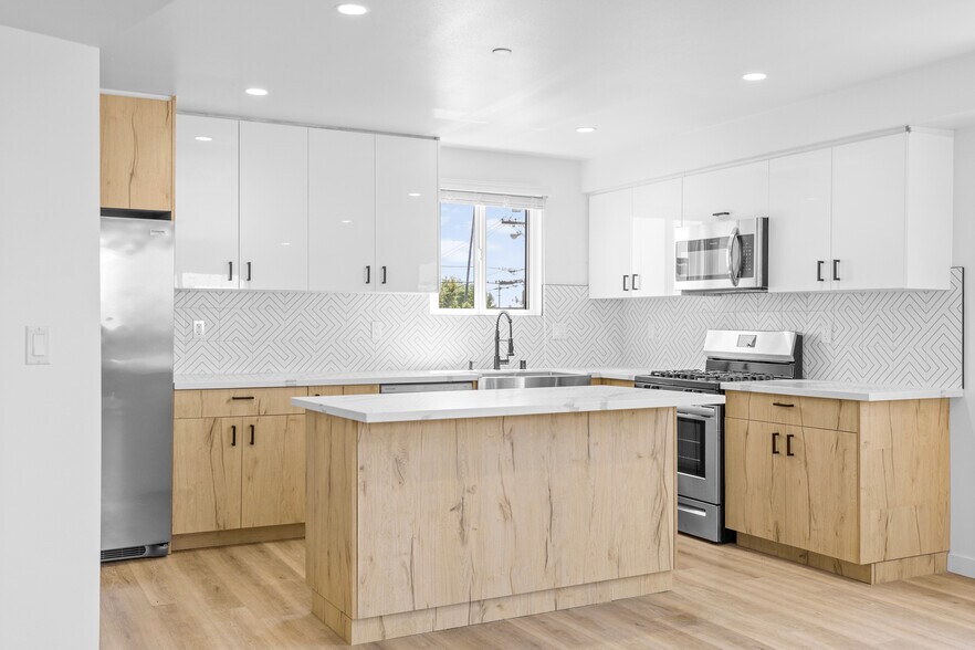 Building Photo - 1416 S Orange Dr