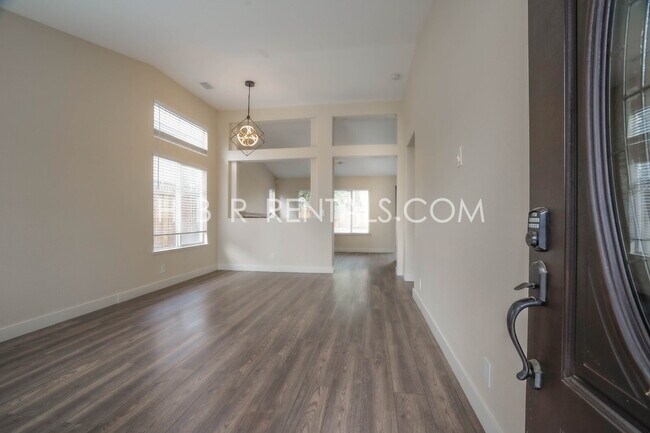 Building Photo - Single Story 3 bedroom home *SOLAR* *POOL*...