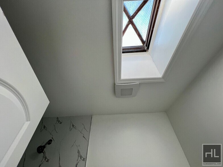 Building Photo - 2BR 1BA Classic Details Top Floor Brownstone w/ New Modern Finish on Preserved Bedstuy Block