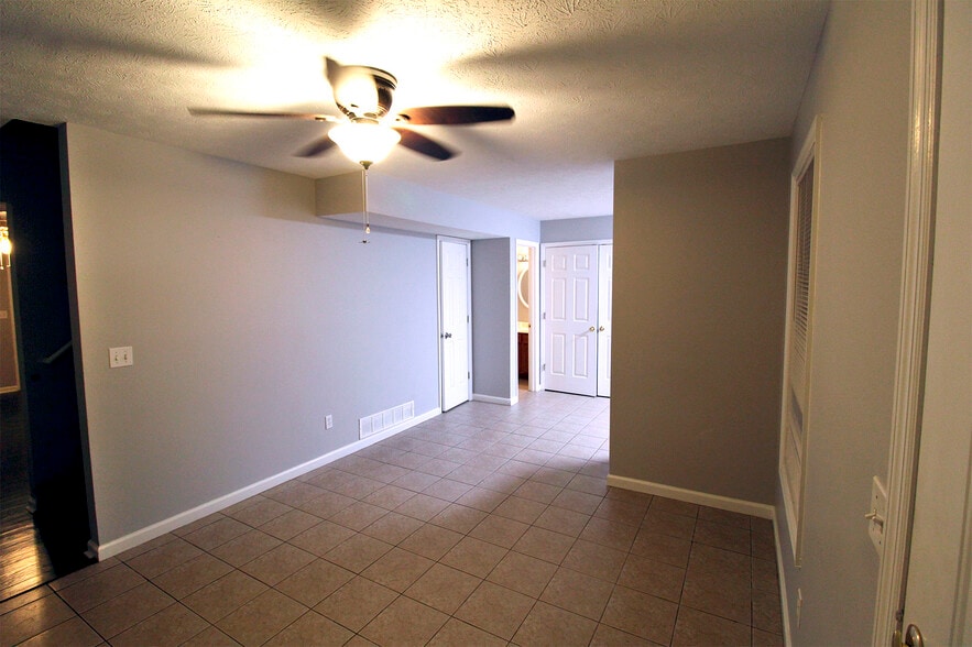 Building Photo - 561 Hampton Way