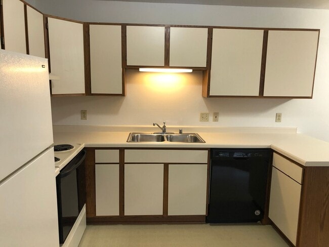 Building Photo - FIRST Months Rent FREE!
