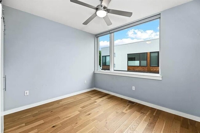 Building Photo - 2002 E 7th St