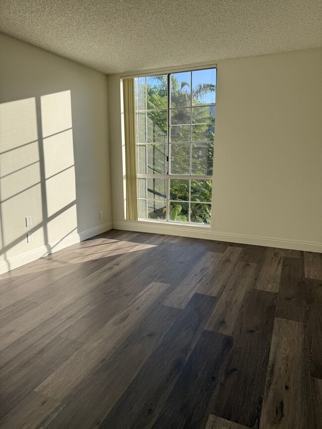 Building Photo - Prime Location! 2BR/2BA w/ Large Private Balcony