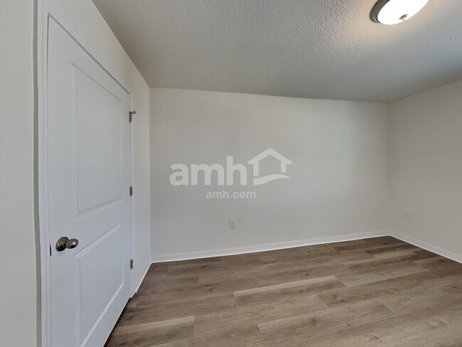 Building Photo - 10316 Flathead Dr