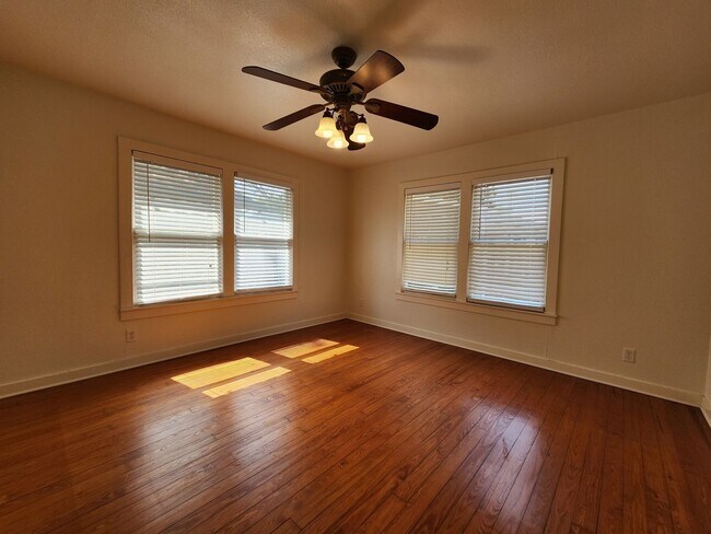 Building Photo - Craftsman Style House Walking Distance to ...