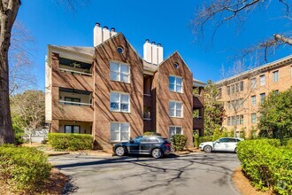 Building Photo - Hard to find Myers Park 2 bed 2 bath 1st f...