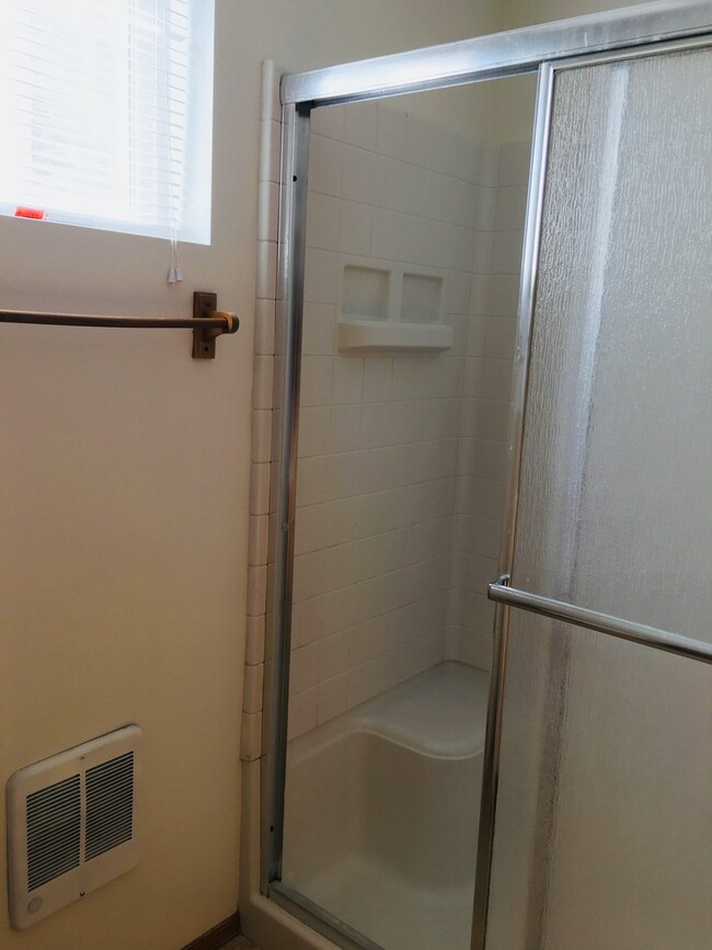 Building Photo - Close to Downtown and CWU!