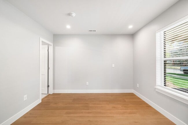 Building Photo - Remodeled 4BD, 3.5BA Home in South Park Hill with 2-Car Garage