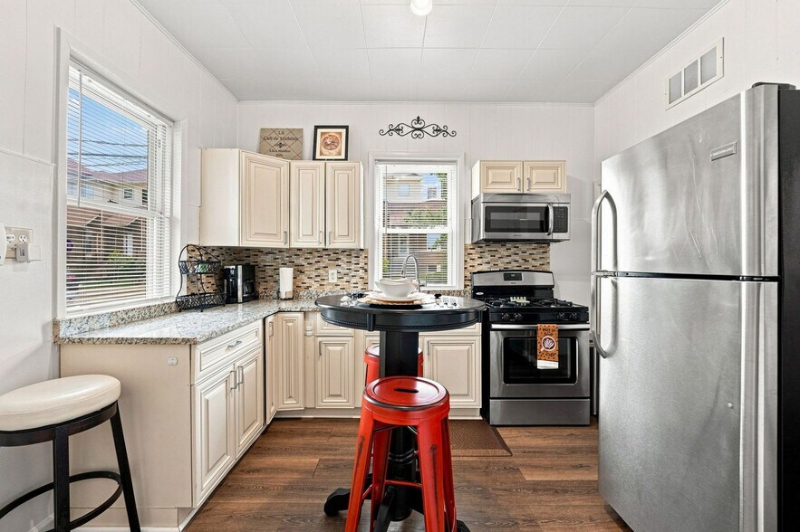 Building Photo - 839 Dunlop Ave