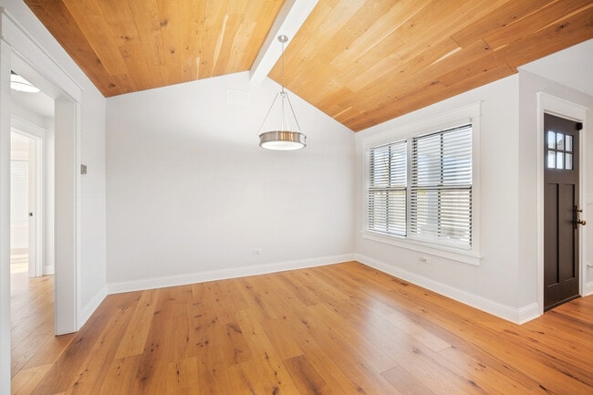 Building Photo - 525 W Deerpath Rd