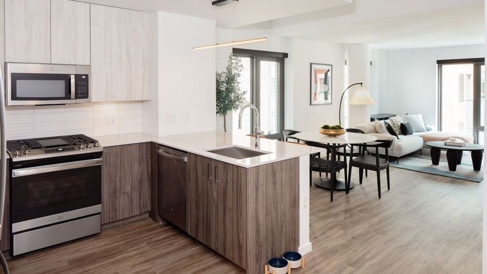 Building Photo - 166 N Aberdeen St