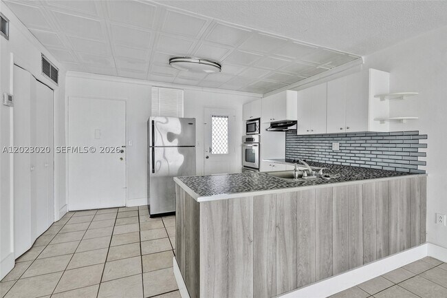 Building Photo - 2920 Point E Dr
