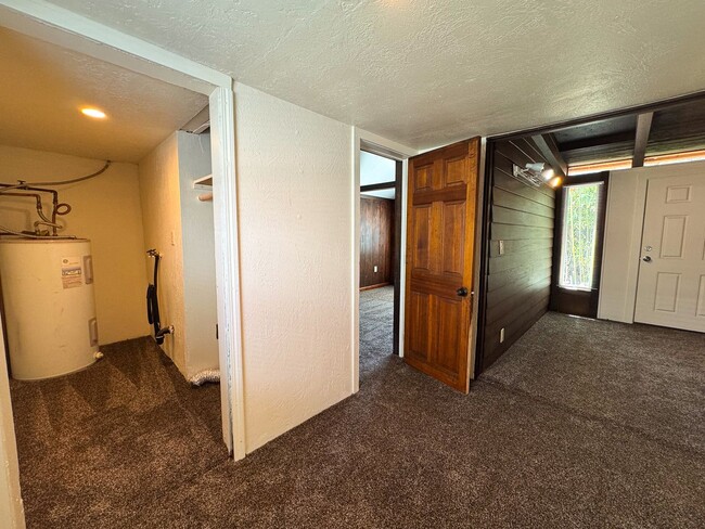 Building Photo - 3 Bedroom, 1 Bathroom S. Eugene Home