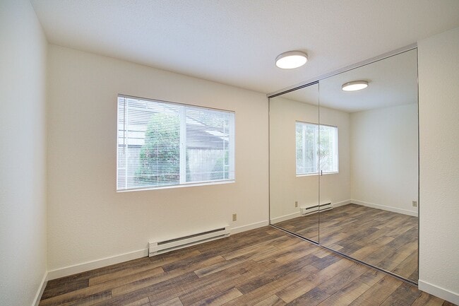 Building Photo - 2Bd/1Ba Issaquah Duplex