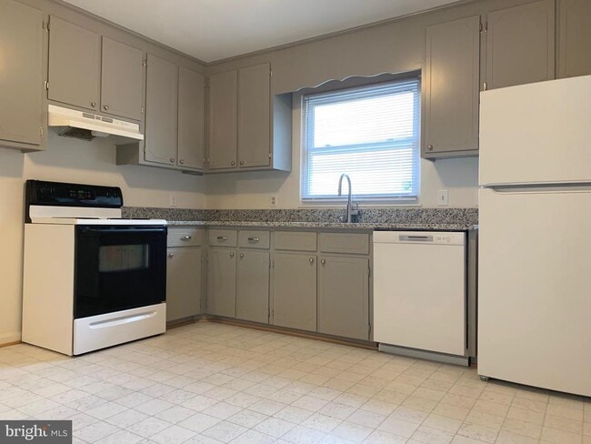 Building Photo - 1815 Meadow Dr