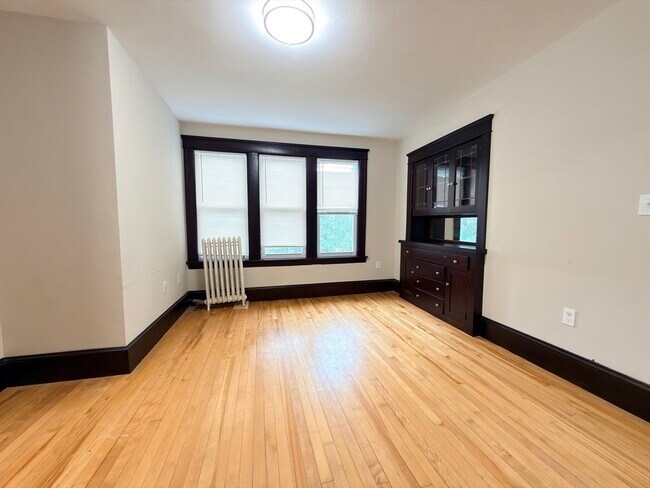 Building Photo - 4 Glade St