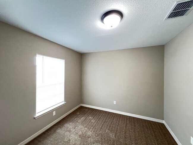 Building Photo - INCREDIBLE 3 Bedroom, 2 Bathroom Home in Ocala!!