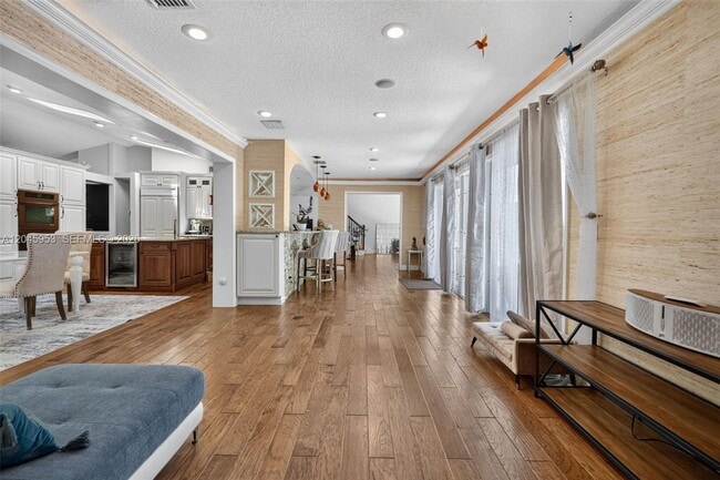 Building Photo - 542 N Cypress Dr