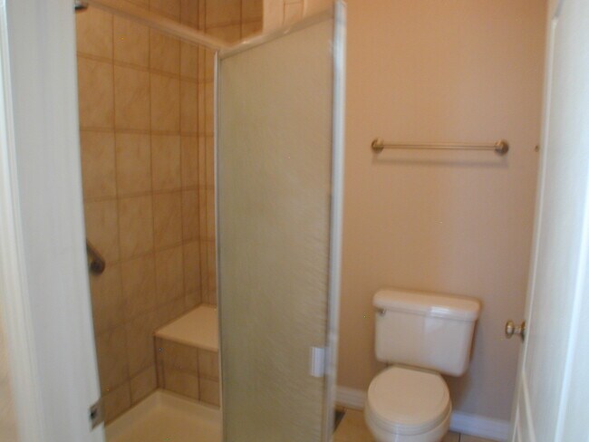 Building Photo - House For Lease
