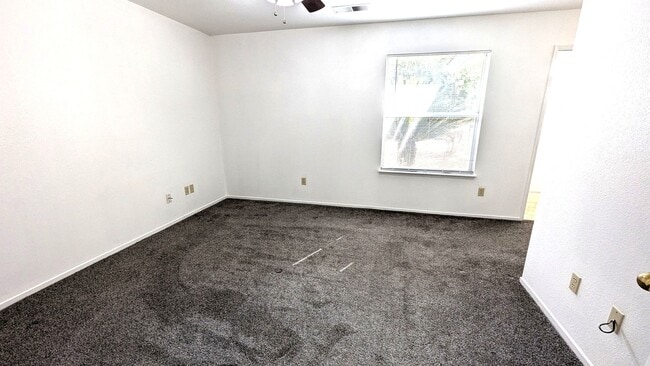 Building Photo - 3 Bedroom 2 Bath Home on Large Corner Lot