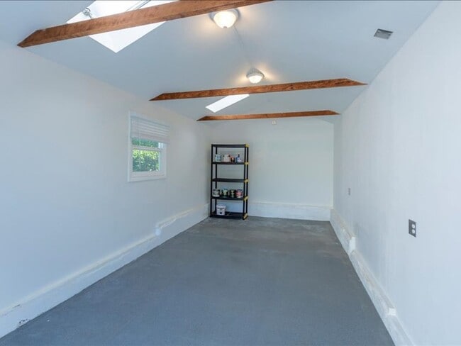 Building Photo - Sunny & Bright Bungalow in King Estates