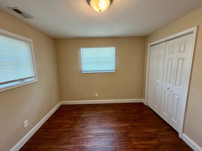 Building Photo - 2 Bedroom / 1 Bath Apt. - Johnson City