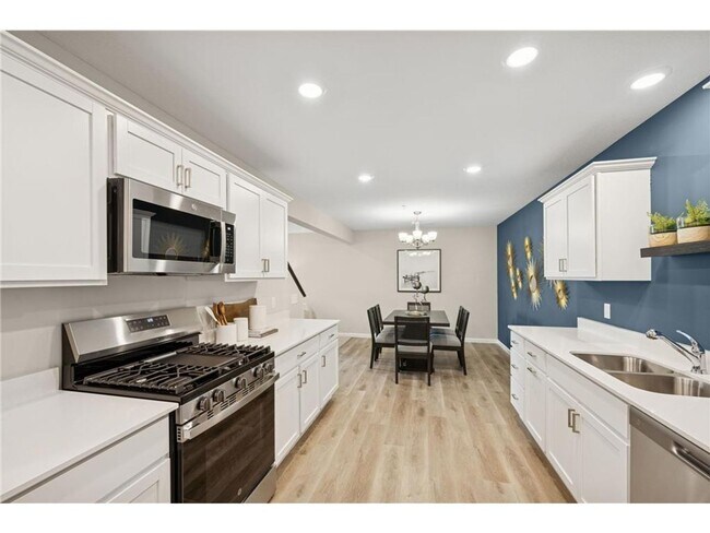 Building Photo - 2121 Birch Ln