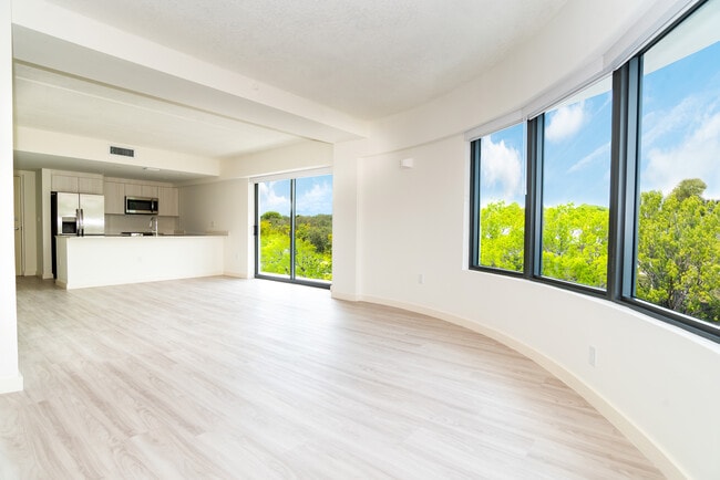 Building Photo - Silver Bluff Underline