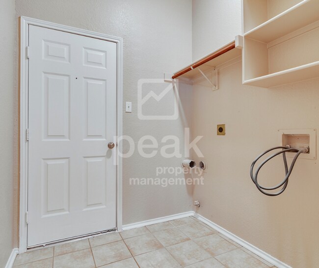 Building Photo - $2600! Beautiful 3 Bed, 2 Bath home in desirable PLANO!