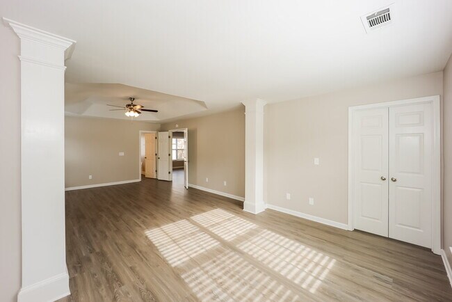 Building Photo - 10 Carlisle St