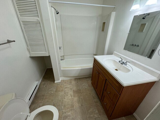 Building Photo - 2 Bedroom Townhome