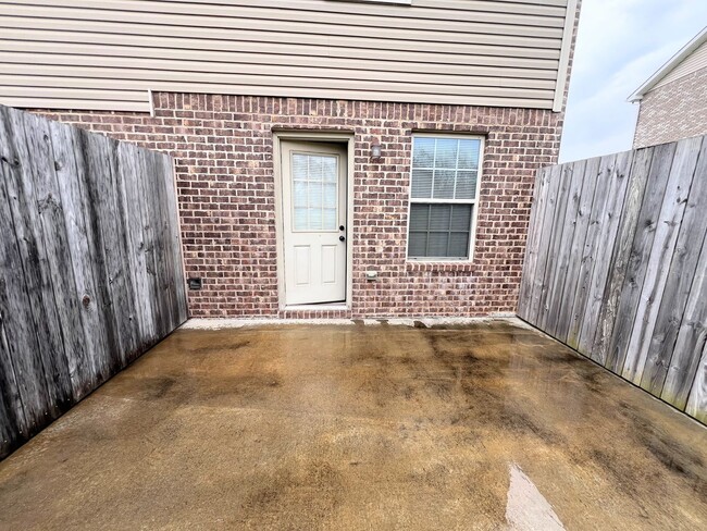 Building Photo - 2 Bedroom 1.5 Bath Townhome