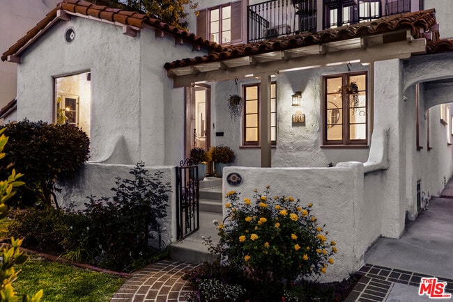 Building Photo - 864 Wellesley Ave