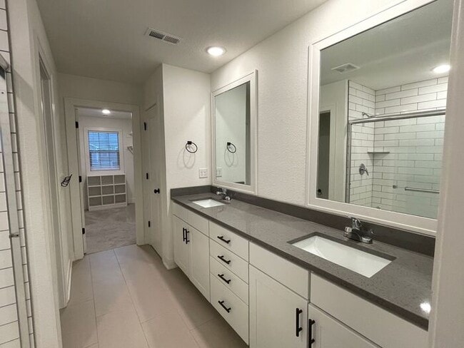 Building Photo - Gorgeous 3 bedroom / 2/5 bath in Park Hill schools!