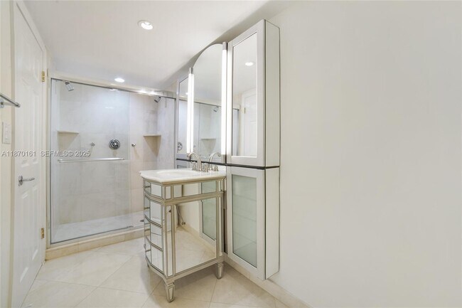 Building Photo - 2100 S Ocean Ln