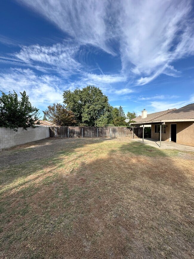 Building Photo - Charming 3-Bed, 2-Bath Home for Rent in Bakersfield, CA!