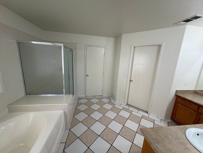 Building Photo - 2 Story Home Near Shopping Center Rent Ready!