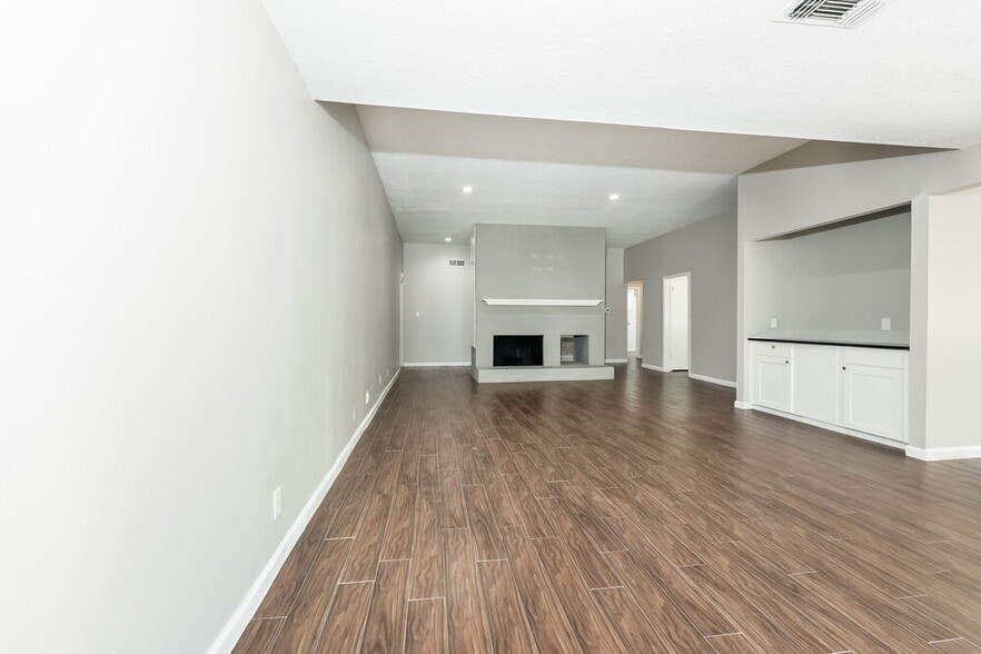 Building Photo - 15470 Carmel Dr