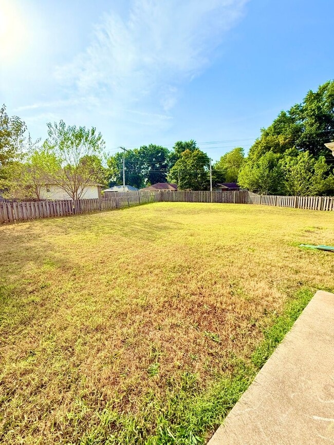 Building Photo - 3 Car Garage, South East Springfield - Caltapa Station Subdivision