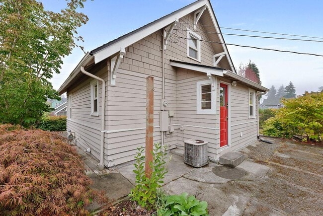 Building Photo - Charming Corner-Lot Tacoma Home with Huge ...