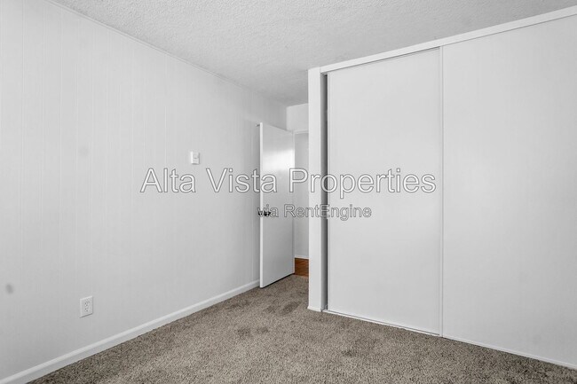 Building Photo - 325 Rosemont St