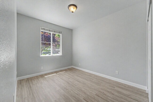 Building Photo - 4 bedroom 2 bath home located in Yuba City