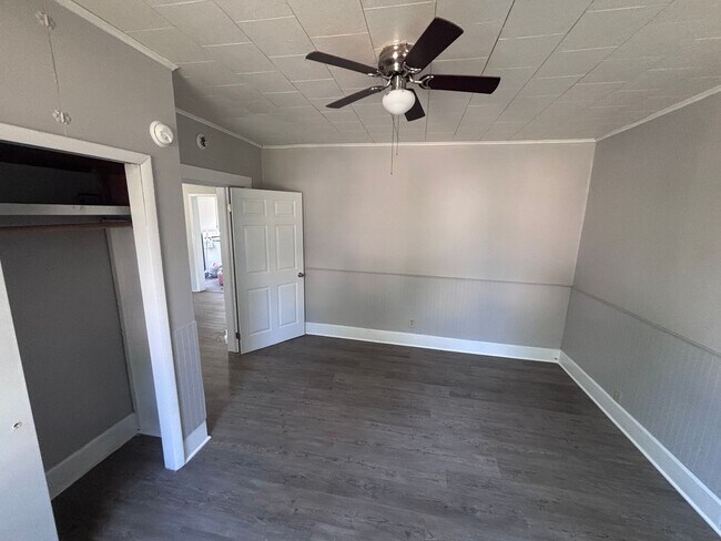 Building Photo - 2201 W 2nd St