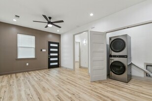 Building Photo - 3923 Clematis St