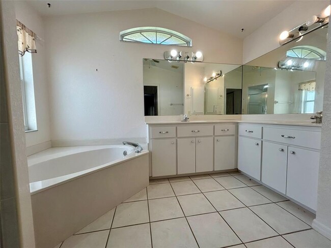 Building Photo - 25145 Mercedes Dr