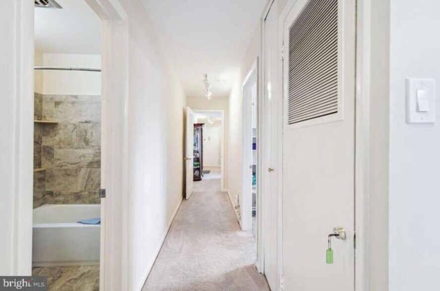 Building Photo - 10600 Kenilworth Ave